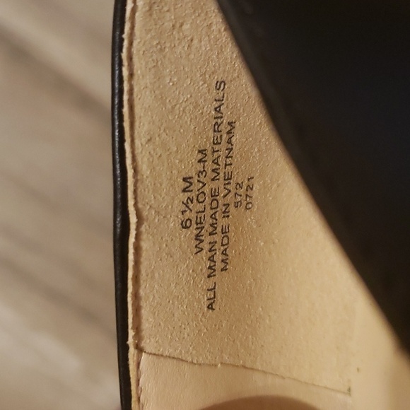 NINE WEST BLACK LEATHER POINTED TOE HEELS WITH SILVER CHAIN DETAIL SIZE 6.5  NEW - Picture 8 of 14